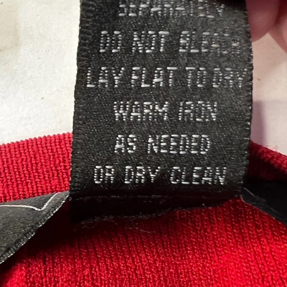 Venue cardigan sweater.  Red Size large.  68 % rayon.  32% Nylon - Picture 4 of 5